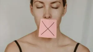 posip con x en boca mujer actuar en contra de uno mismo conflicto y paradoja