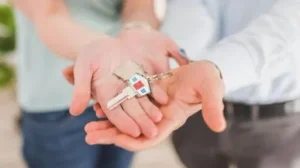 manos sustentando llave cada problema percibido es una oportunidad