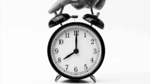 reloj agujas consciencia del tiempo reflexión sobre su percepción