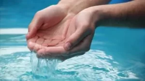 manos en agua en representacion de Despertar espiritual: Qué es la verdadera abundancia