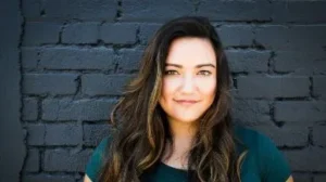 persona sonriendo en representación el perdón desde la perspectiva de un curso de milagros