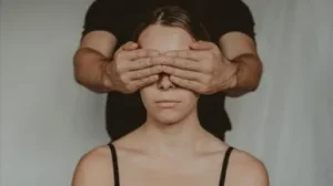 manos tapando ojos representando el rechazo a lo espiritual