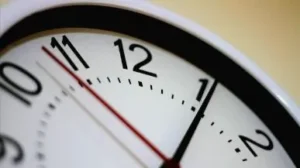 Reloj de agujas simbolizando El tiempo el peor enemigo del Ego