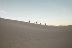 Un grupo de personas en el desierto, buscando su camino espiritual. Cómo reconocer a los falsos profetas espirituales