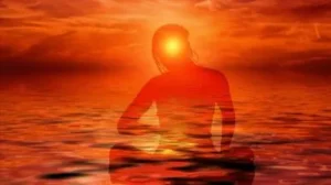 silueta humana con fondo mar y luz del sol