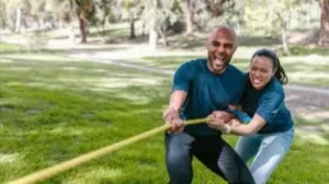 personas estirando cuerda las dos caras de la atraccion creencias y el yo soy