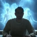 Hombre con seres de luz detras representando la transcripcion de no hay muerte