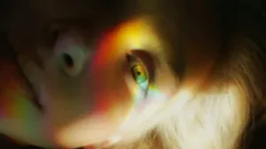 luz proyectado sobre cara simbolizando Qué es el Despertar Espiritual y qué significa