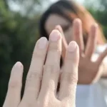 Mano y reflejo mujer concepto que es un deja vu