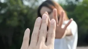 Mano y reflejo mujer concepto que es un deja vu