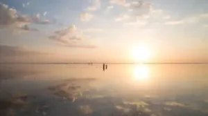 cielo y sol reflejado en el agua