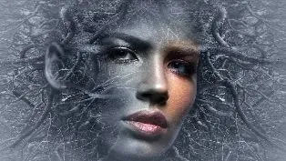 cara de mujer con reflejos color y blanco negro simbolizando la verdadera identidad espiritual