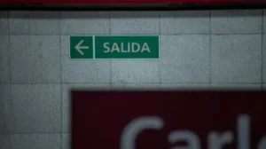 placa escrito salida y si abandono mi callejon sin salida reflexiones